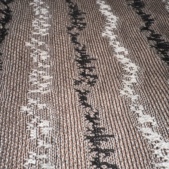 Tundra Canada Sweater. Size Large. Used but in excellent condition. - Picture 4 of 4